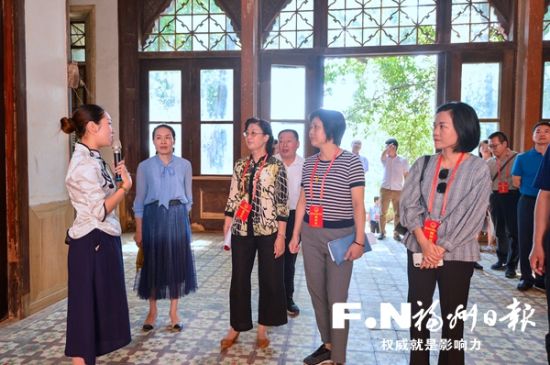 　　代表們視察采峰別墅修繕情況。