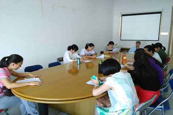 思政教研部黨支部開展“兩學一做”學習教育活動--組織交流《知心法官》心得體會