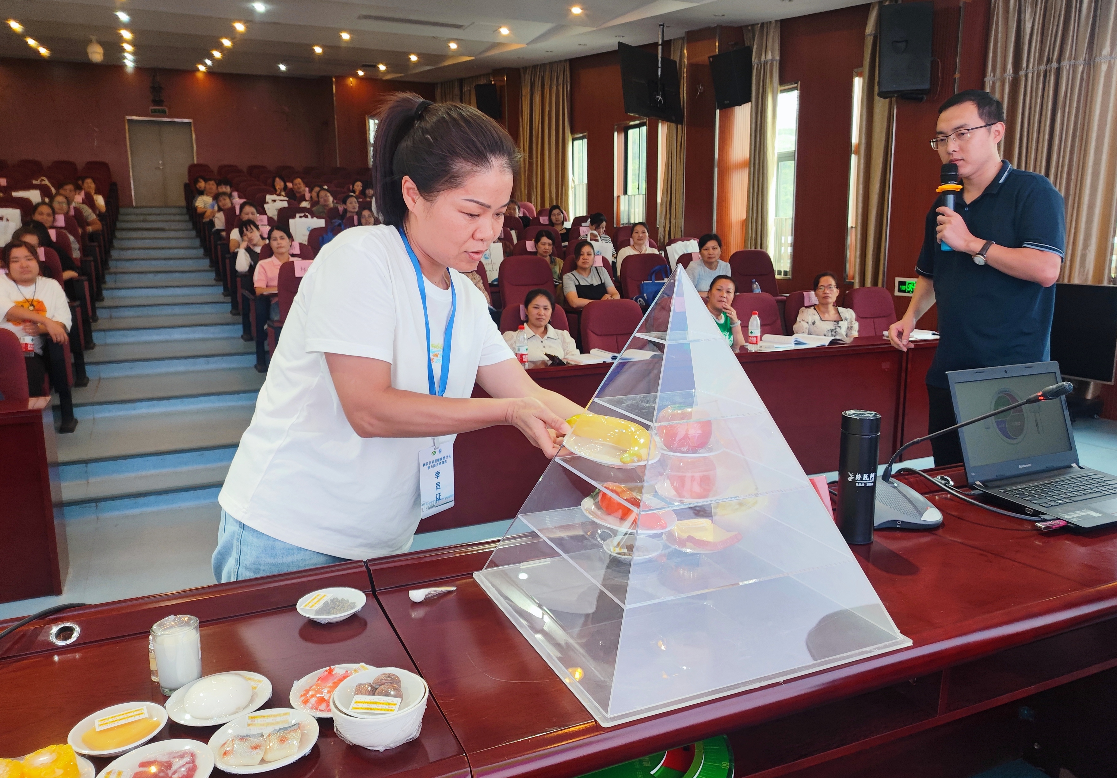 參訓(xùn)學(xué)員上臺互動 參訓(xùn)學(xué)員上臺互動