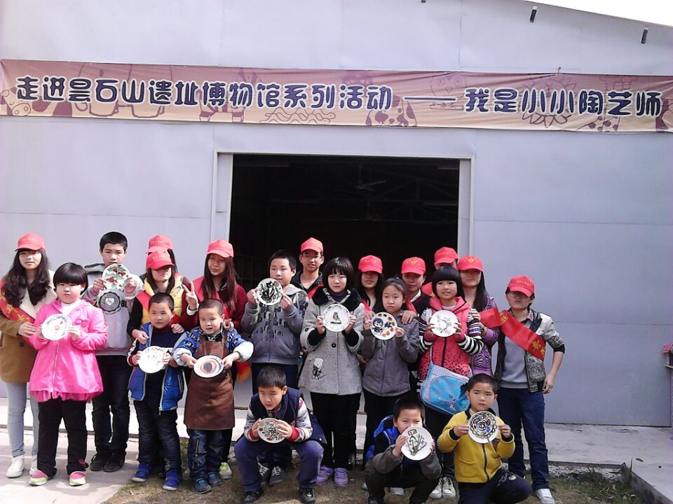 弘揚(yáng)雷鋒精神,彩陶展義工行