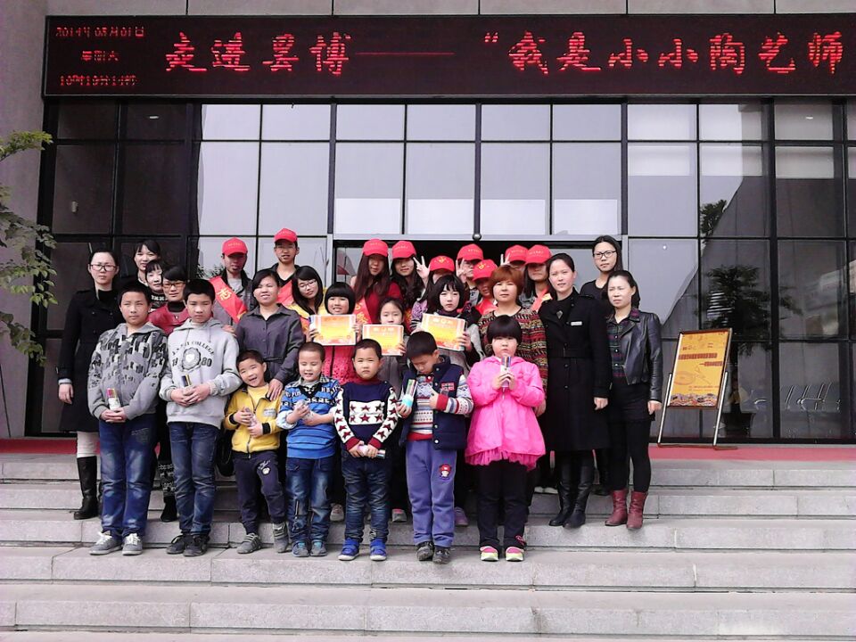 弘揚(yáng)雷鋒精神,彩陶展義工行