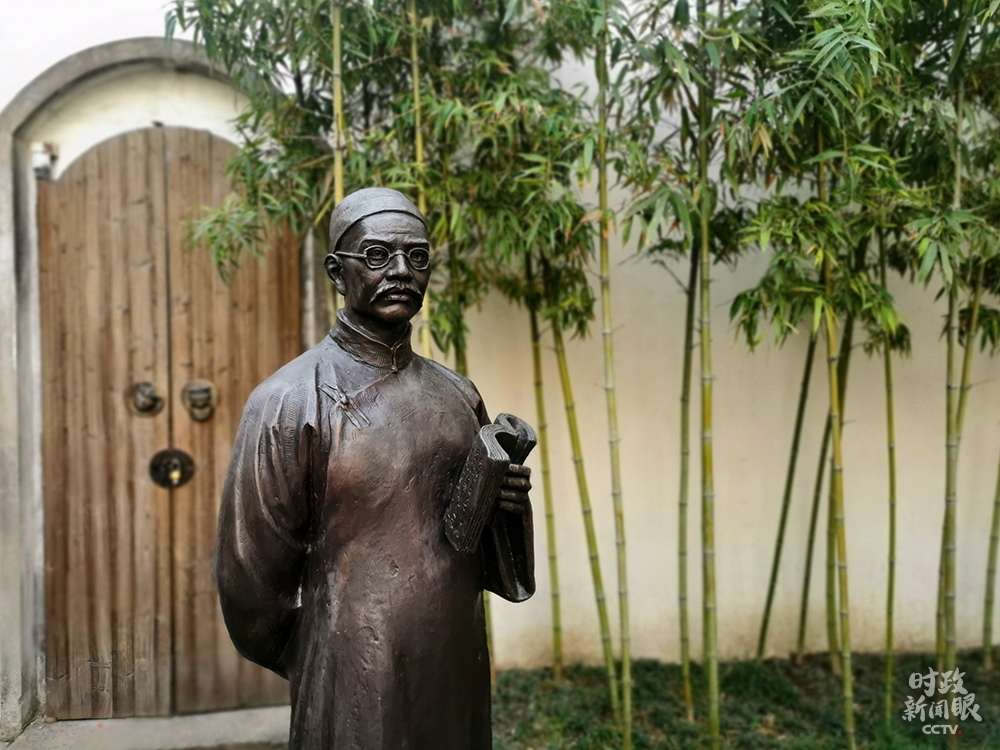 △嚴(yán)復(fù)故居中,嚴(yán)復(fù)雕像手中所拿的是《天演論》。(總臺央視記者張宇、覃思拍攝)