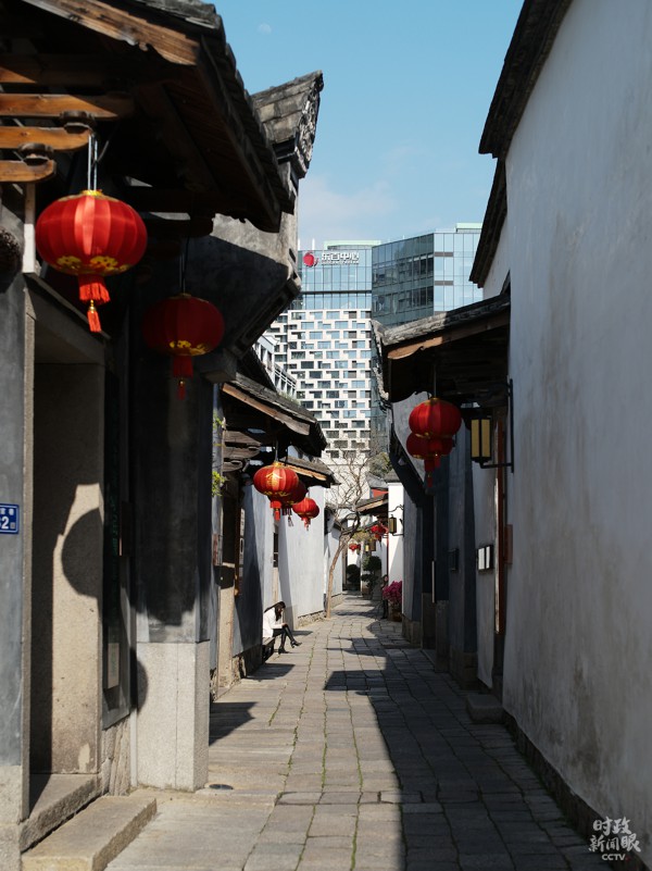 △走進(jìn)郎官巷,可以看到街區(qū)外的高樓,新舊建筑風(fēng)格交相輝映。(總臺央視記者彭漢明拍攝)