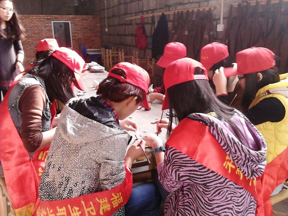 弘揚(yáng)雷鋒精神,彩陶展義工行