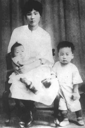 楊開慧與毛岸英（右）、毛岸青