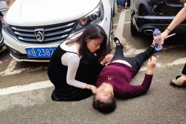 姑娘！你救人的樣子真美！